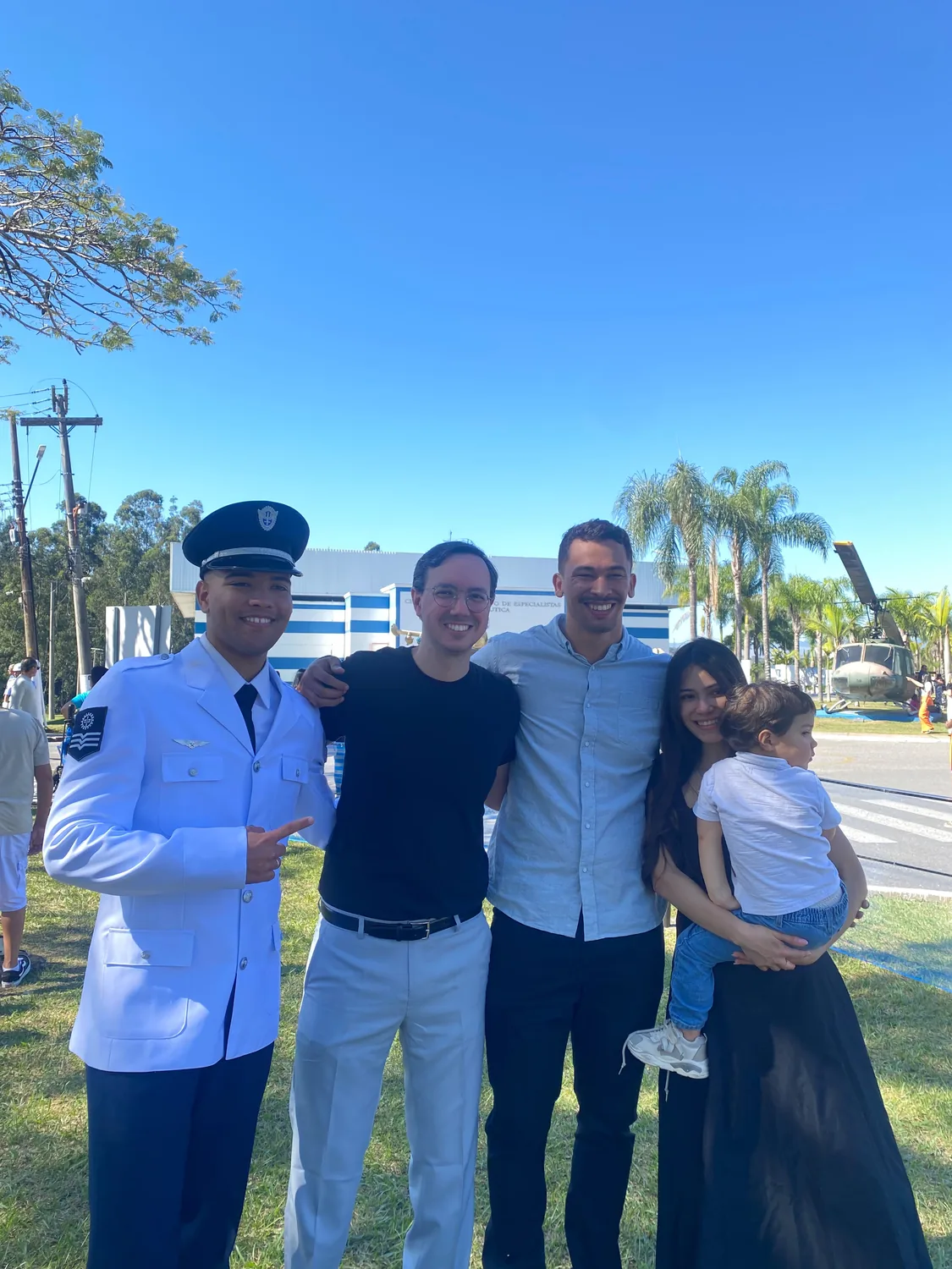 Aluno da EEAR ao lado de Vagner e de sua família