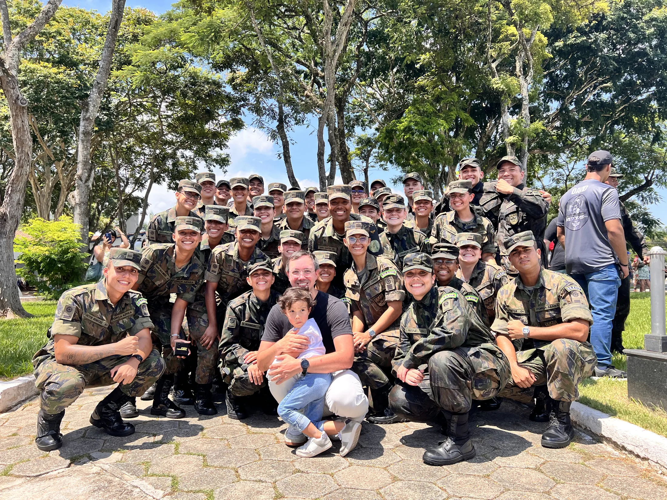 Alunos da EEAR reunidos com o professor Vagner no pátio
