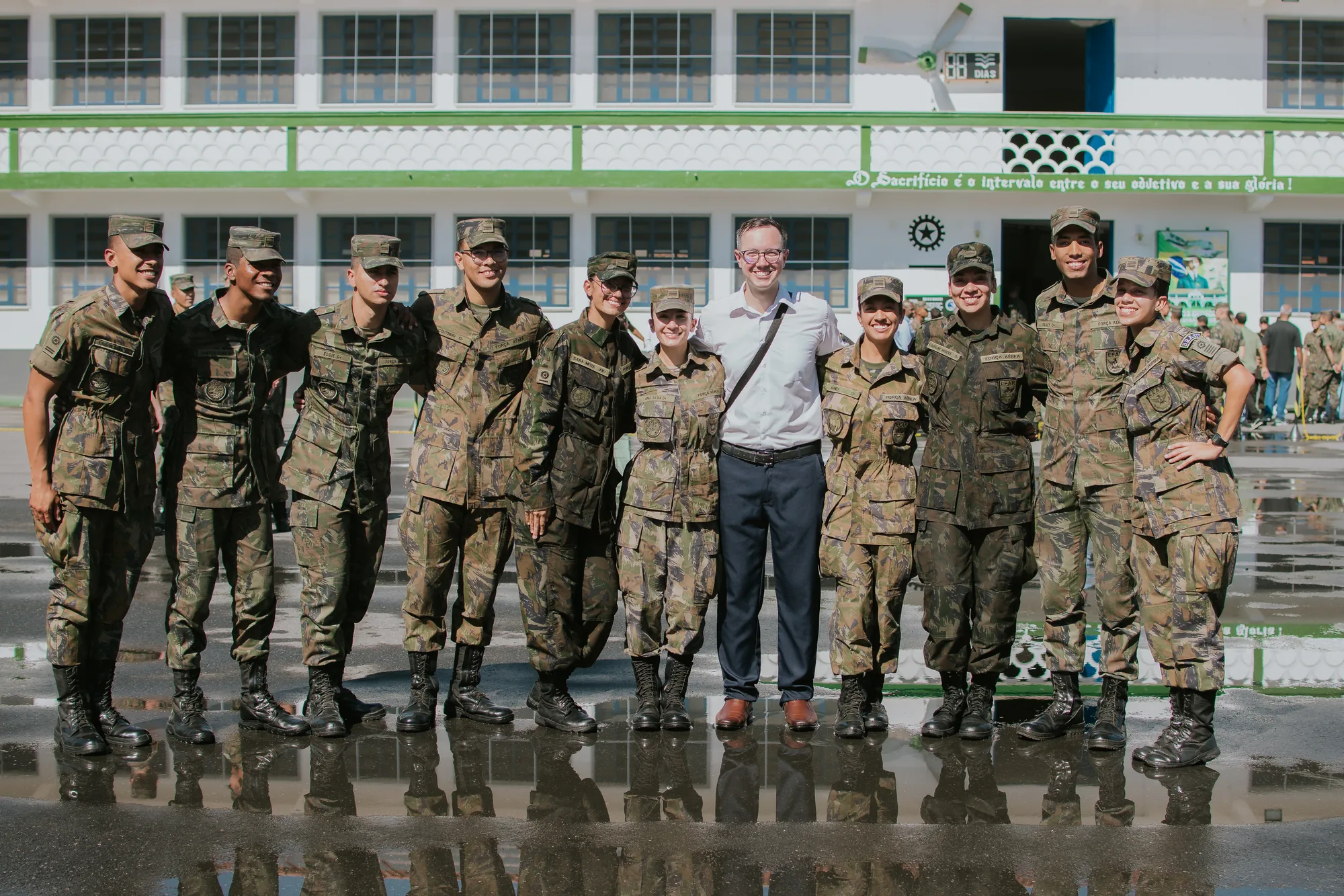 Vagner com um grupo de alunos no pátio da EEAR
