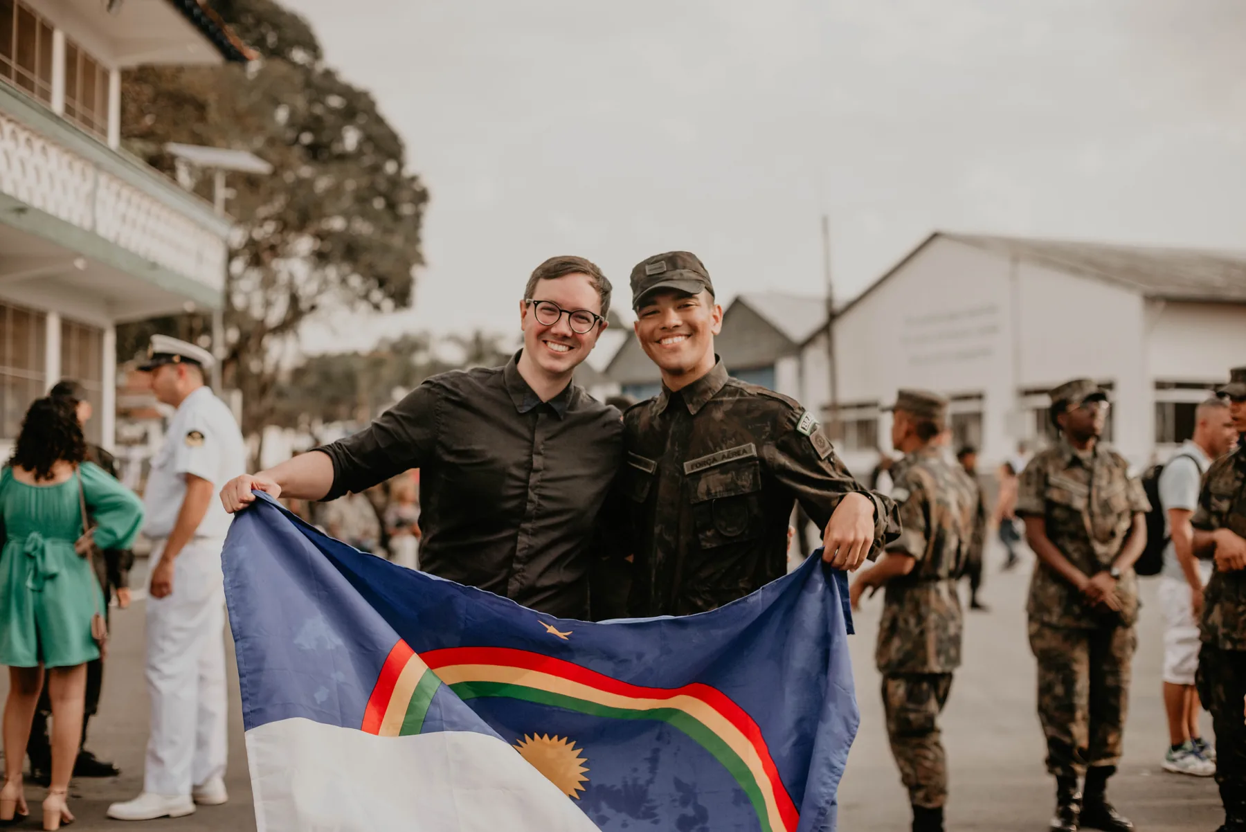 Vagner com um aluno da EEAR segurando a bandeira de Pernambuco