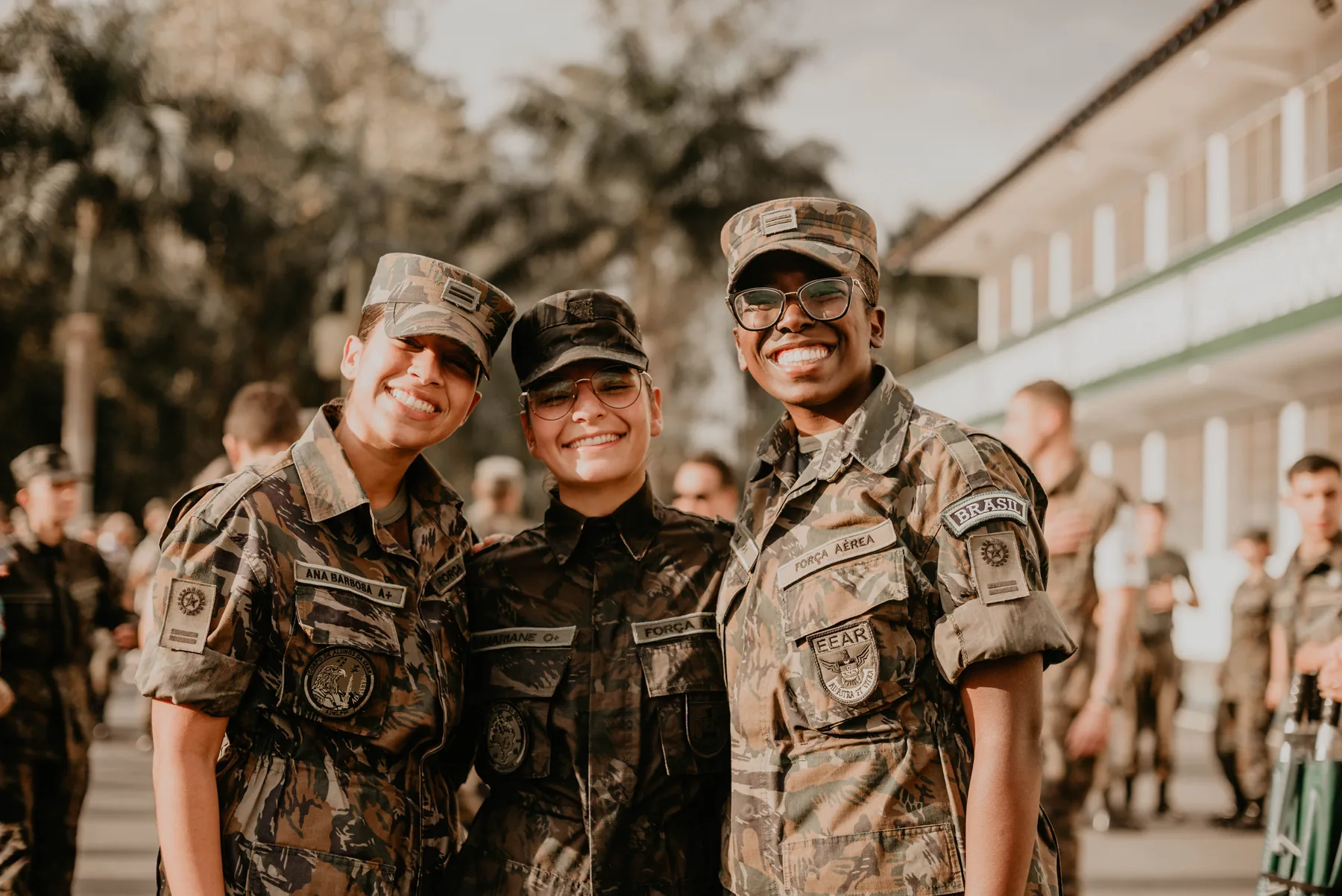 Três alunas da EEAR sorrindo durante a formatura